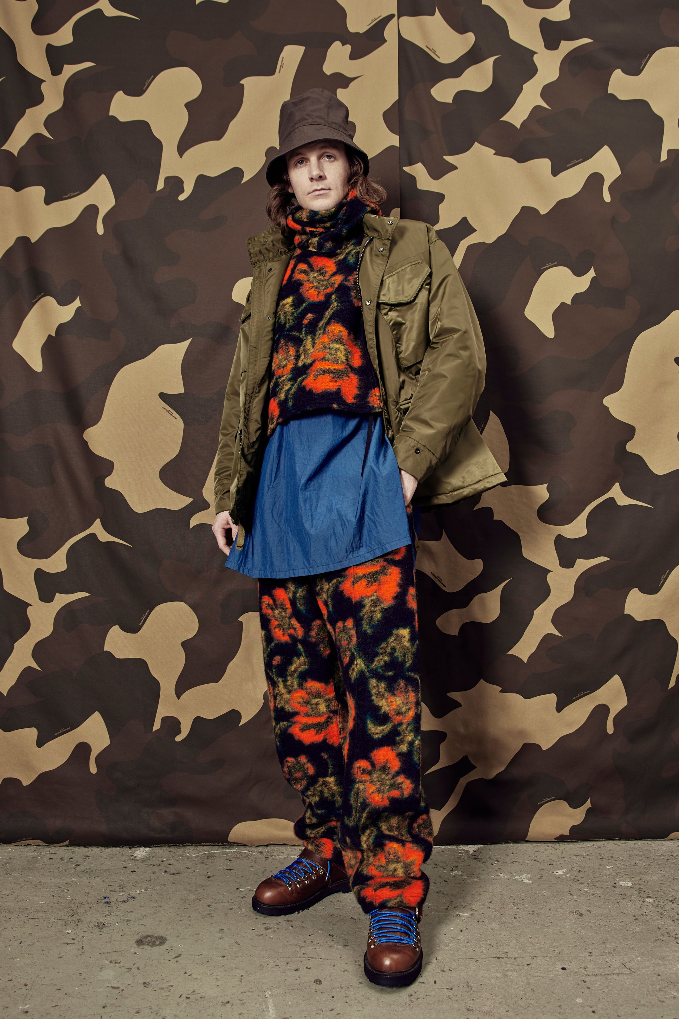 Engineered Garments 2026秋冬延续其一贯的“理性实用主义”，以军装、工装与户外系统为基础，通过面料、层次与比例的精细调配，构建高度可信的日常衣橱。迷彩、棉麻、羊毛与功能口袋并非装饰，而是生活逻辑的自然延伸。这是一种不依赖潮流语言的成熟风格，强调长期穿着价值与真实生活场景-顽石频道趋势研究